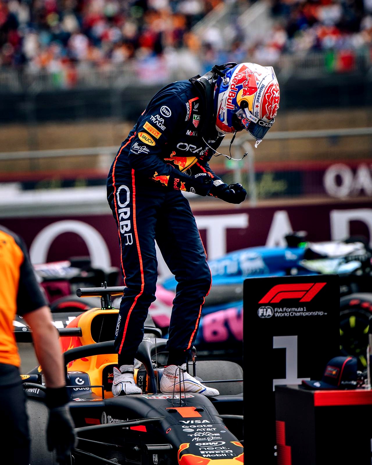 红牛车队险胜哈斯车队,阿隆索惊艳四座 红牛车队险胜哈斯车队,阿隆索惊艳四座