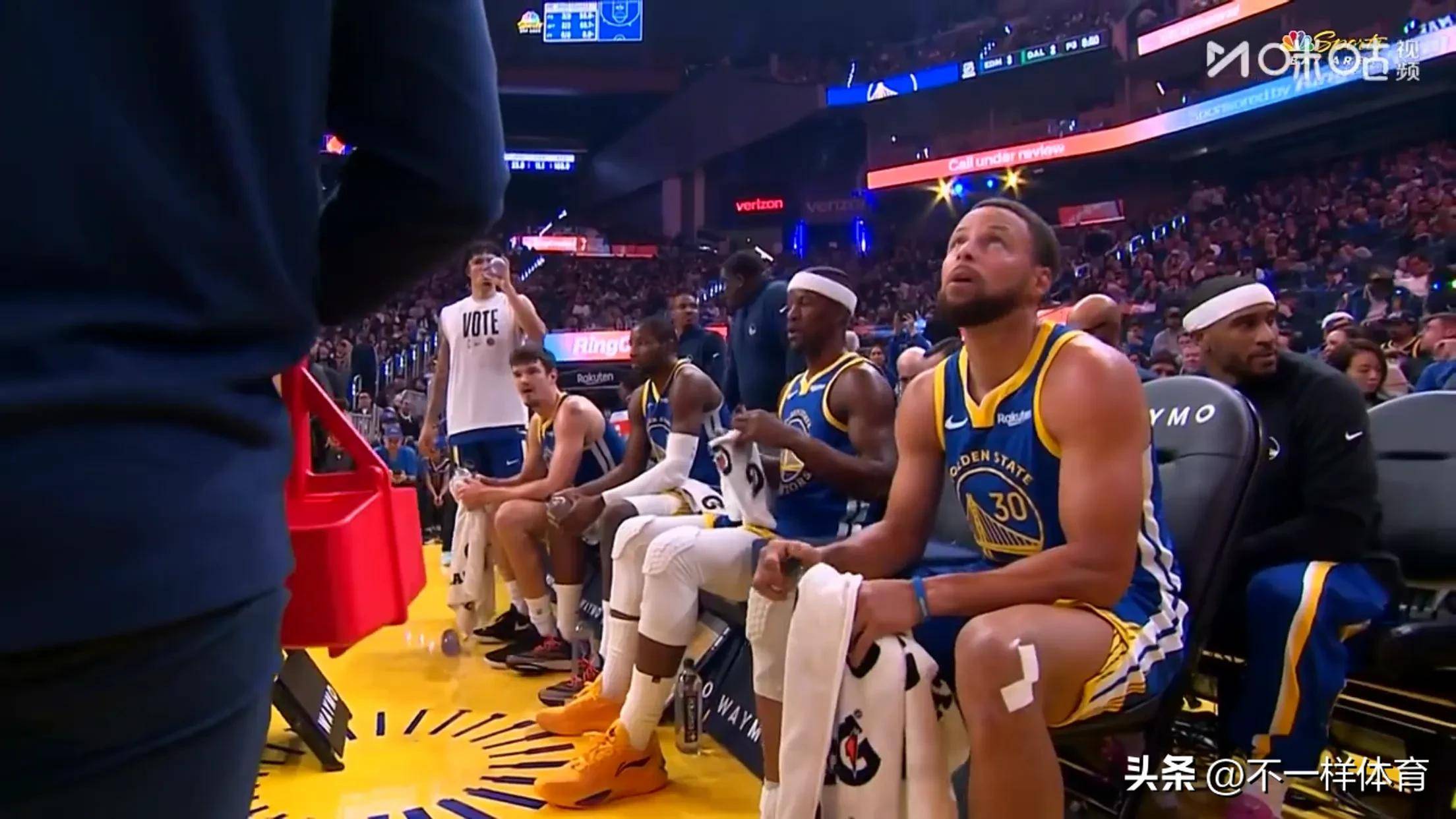 勇士碾压山东队,布克统治全场 勇士碾压山东队,布克统治全场