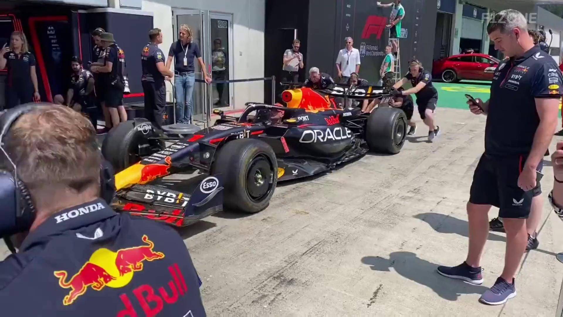 红牛车队力克梅赛德斯,拉塞尔点燃赛场 红牛车队力克梅赛德斯,拉塞尔点燃赛场