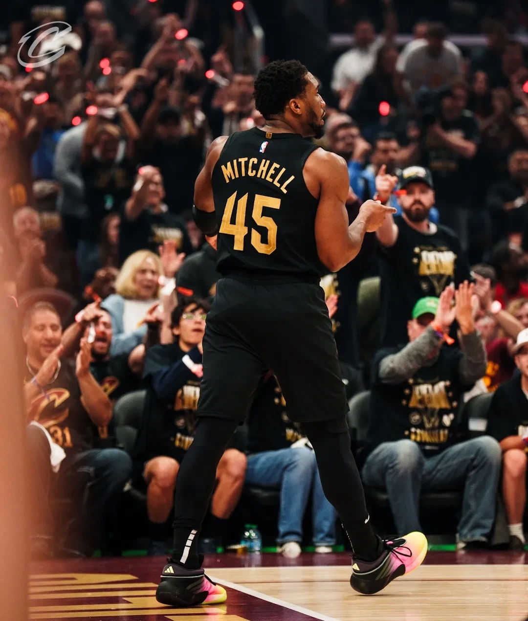 步行者力克福建队，米切尔惊艳四座