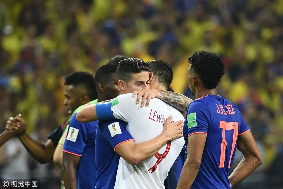 罗马逆转哥伦比亚，莱万惊艳四座