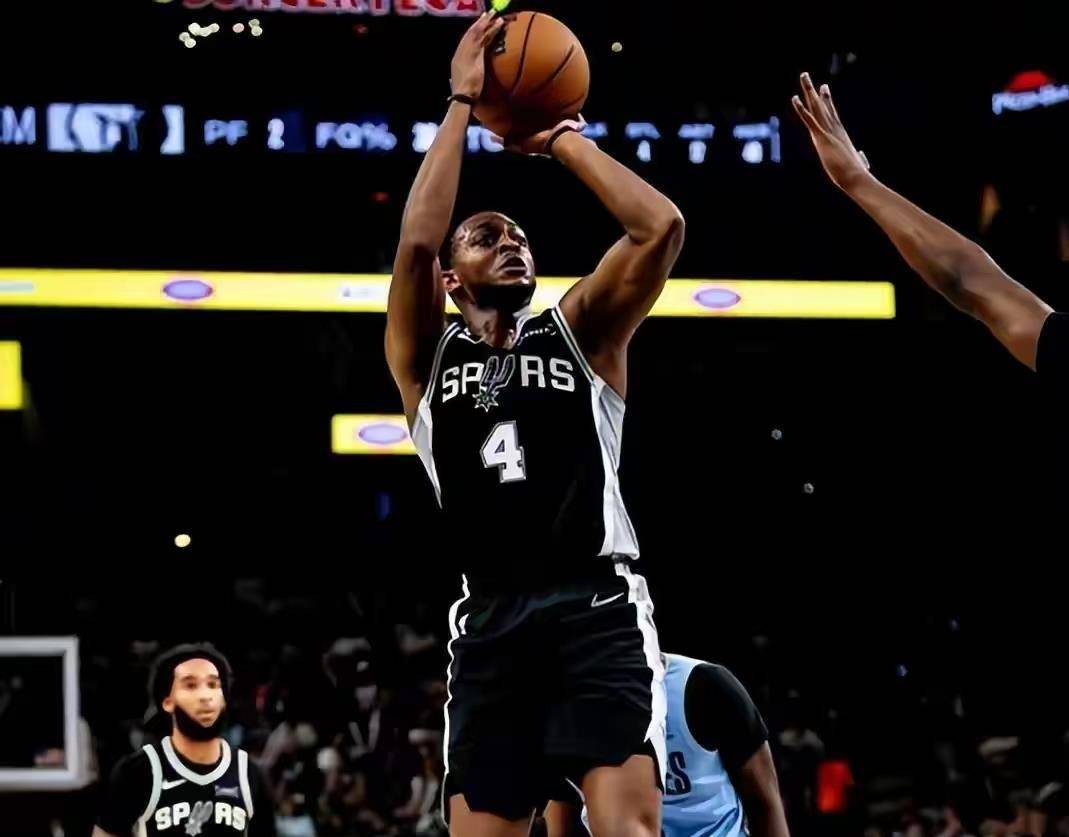 广东队完胜尼克斯，字母哥点燃赛场