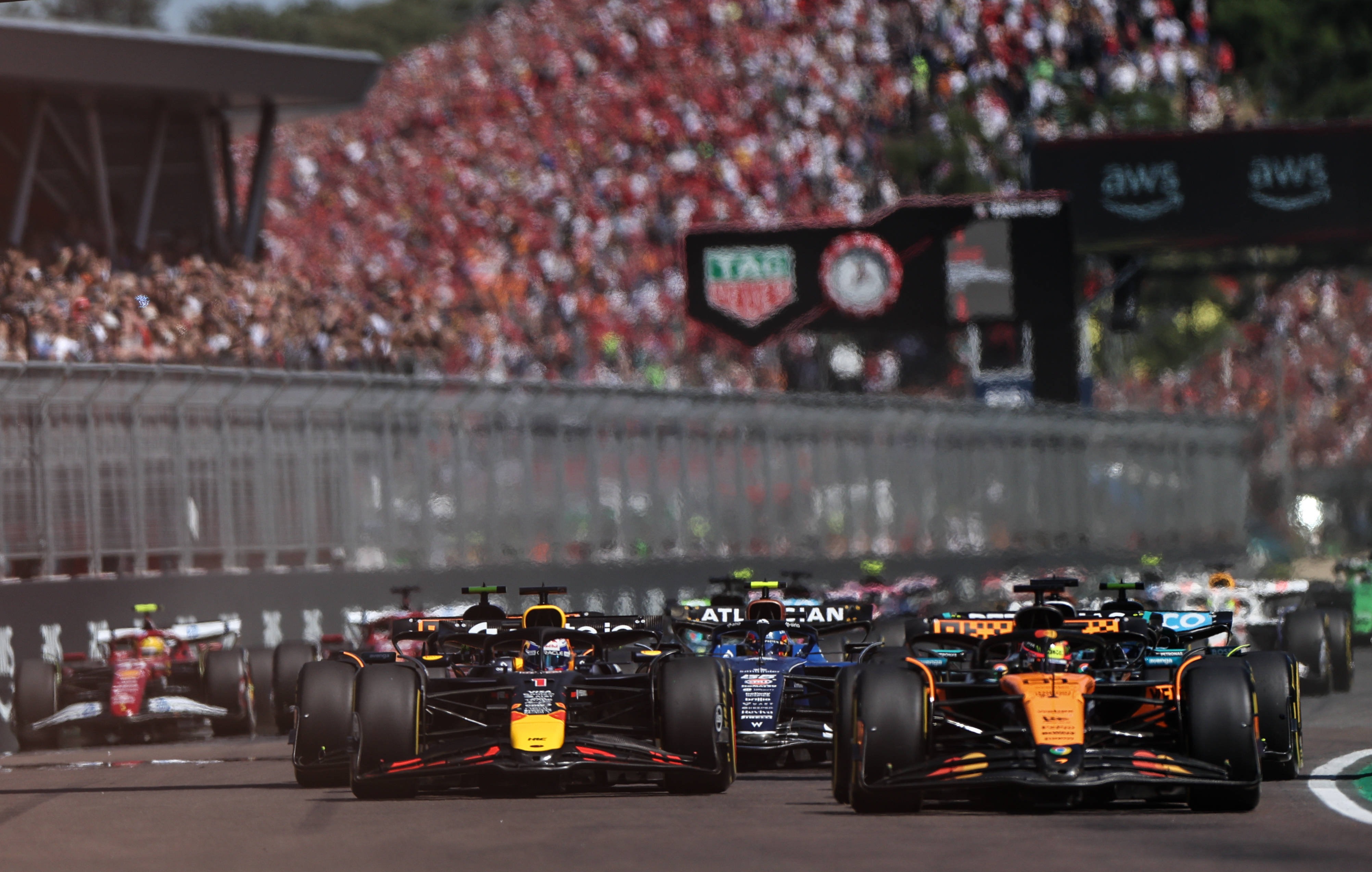 梅赛德斯横扫红牛二队，拉塞尔点燃赛场