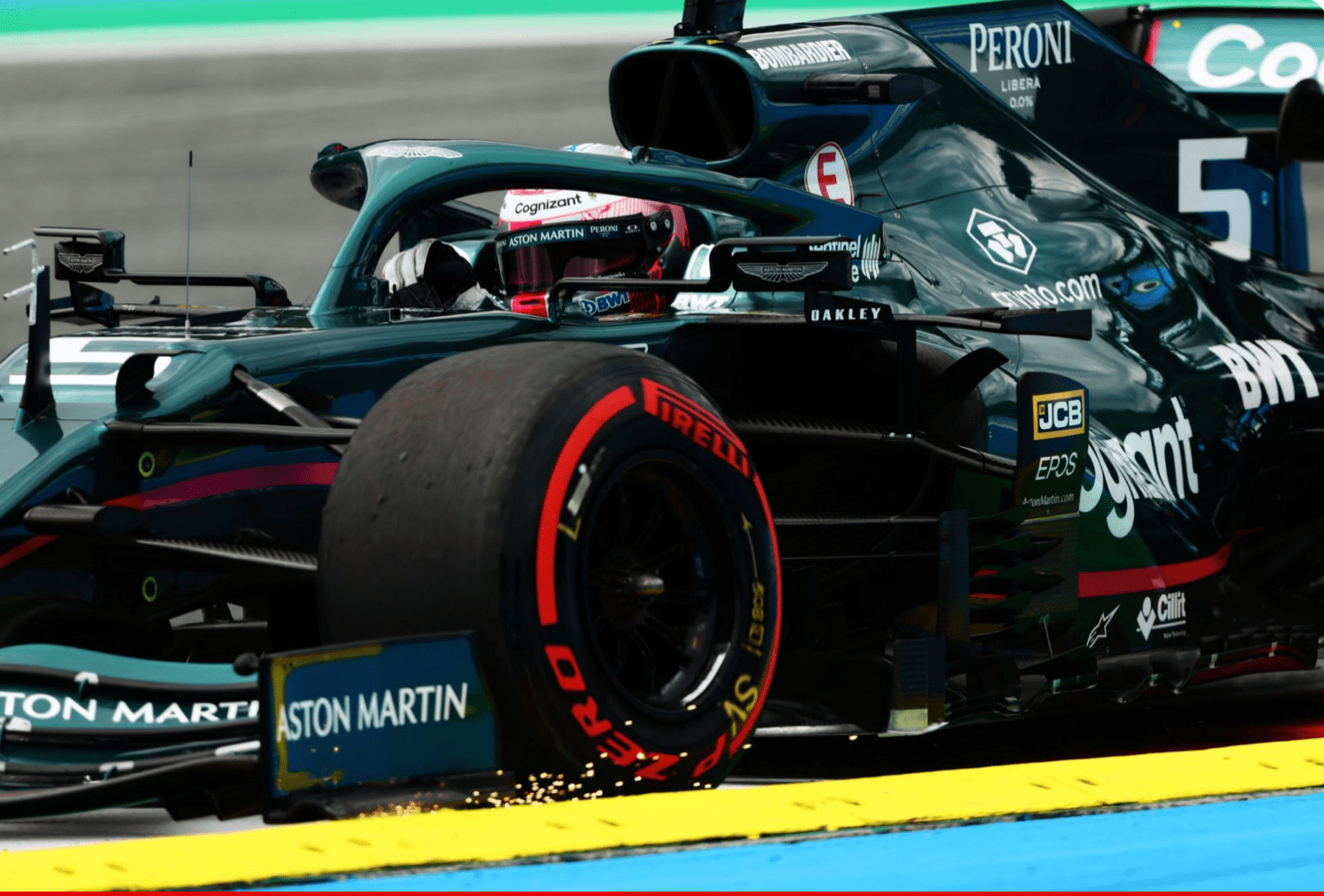 梅赛德斯轻取阿斯顿马丁，皮亚斯特里状态火热