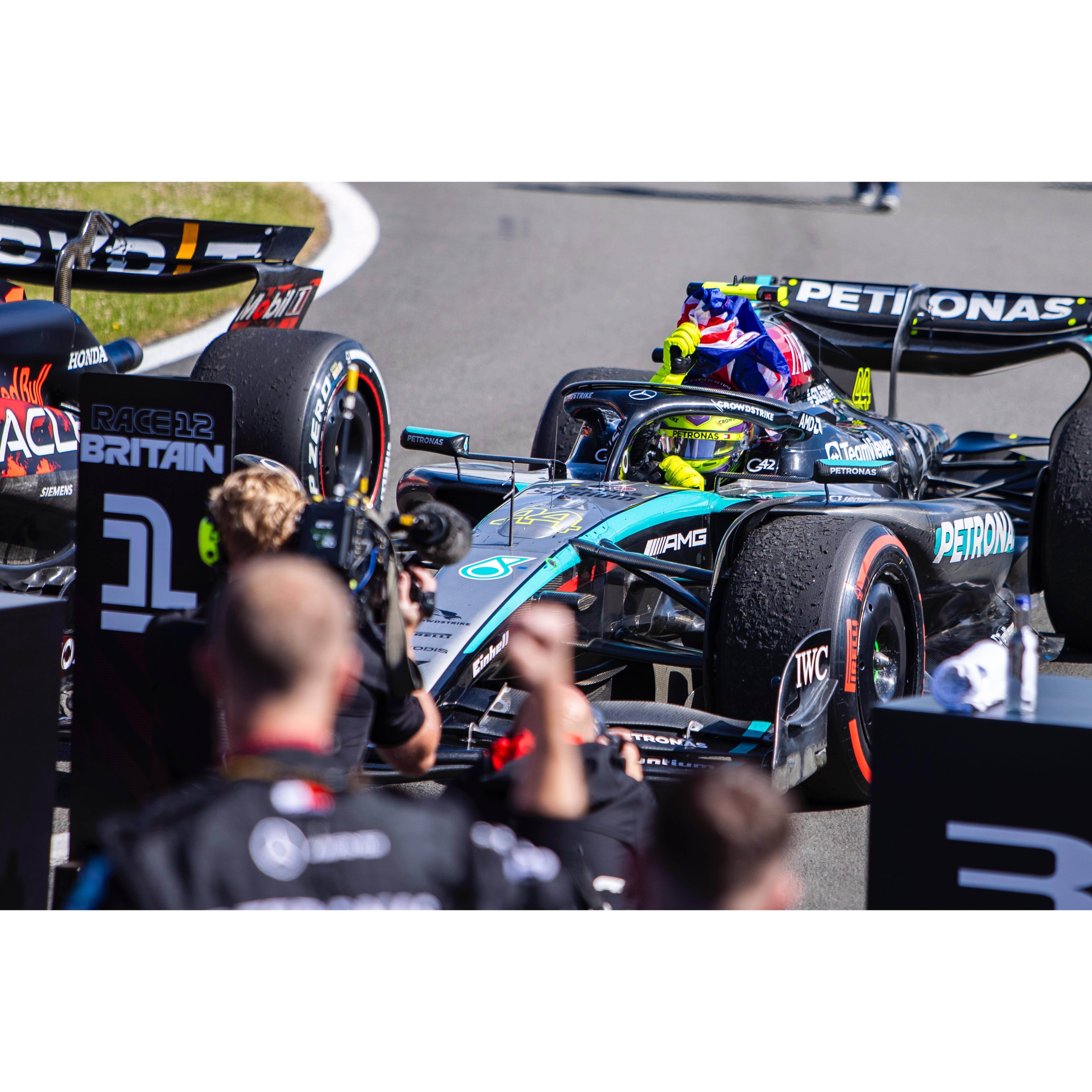 索伯车队险胜迈凯伦，汉密尔顿点燃赛场