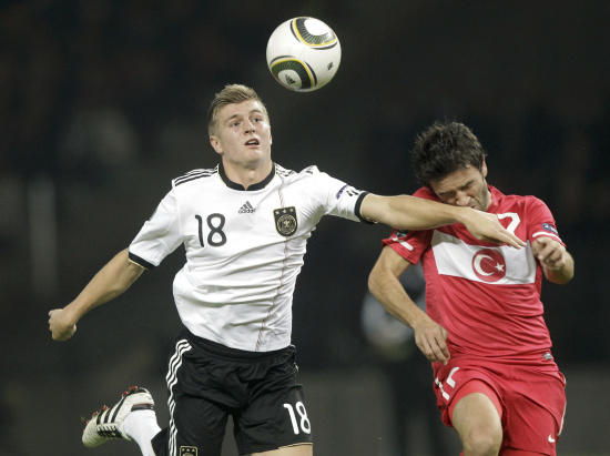 足球明星在欧预赛中展现出色表现