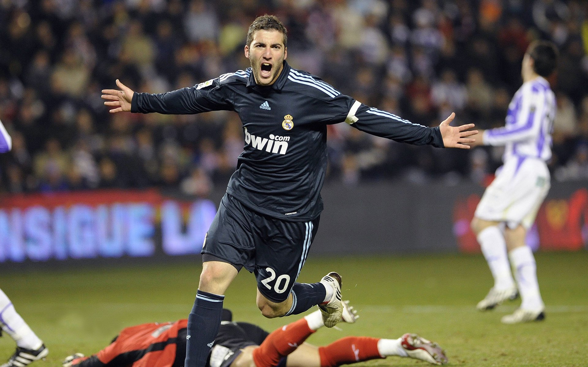 从华沙到世界杯，当波兰掀翻伊拉克的剧本，在恩佐脚下重演